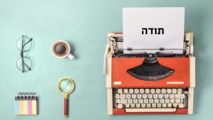תמונה של מכונת כתיבה של פעם עם פתק תודה